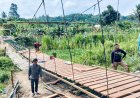 Pemasangan Papan Lantai Jembatan Gantung Jadi Fokus Pekerjaan Personil Kodim 1427/Pasangkayu