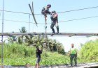 Personel Kodim 1427/Pasangkayu Kebut Pemasangan Hanger Jembatan Gantung Perintis Garuda