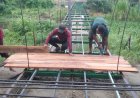 Kodim 1427/Pasangkayu Terlibat Langsung Pemasangan Papan Jembatan Gantung Perintis Garuda