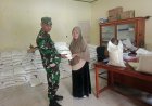 Babinsa Koramil 1427-01/Pky terlihat langsung Penyaluran Bantuan Pangan di Desa Tikke, Pastikan Tepat Sasaran dan Aman